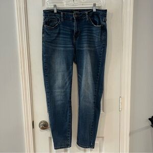 Judy Blue Jeans Women's 31 JB82102 DK Relaxed Fit Mid-Rise
Skinny Crop